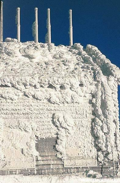 Building on Mount Washington covered with rime ice