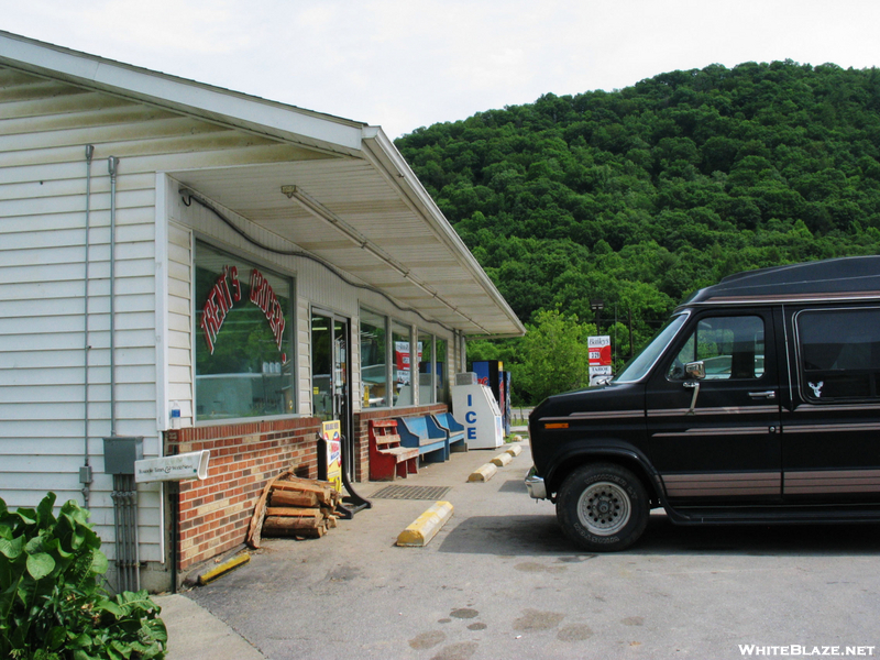 2009-0611a Trent's Grocery Store