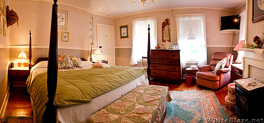 The honeymoon suite at Nye's Green Valley Farm