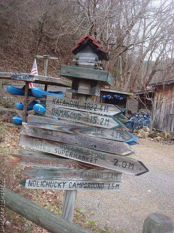 0598 2013.12.29 Signs At Uncle Johnny's Hostel In Erwin TN