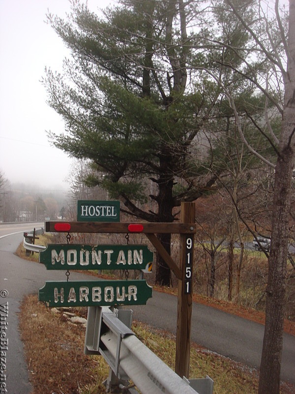 0686 2014.12.30 Mountain Harbour Inn Sign