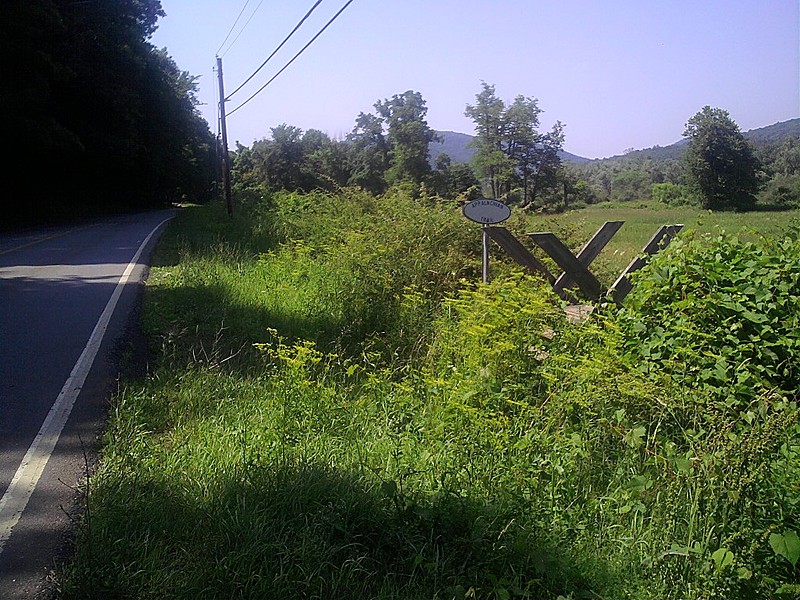 Trail crossing Macedonia Road (341) at Kent (CT)